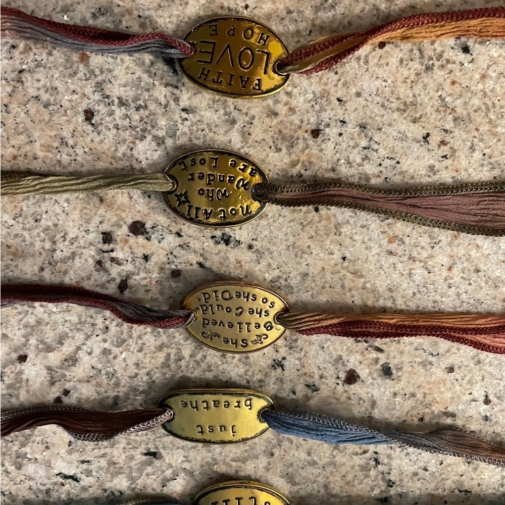 Difficult to take pics!  New 5 chocker necks scarf material goldtone metal!